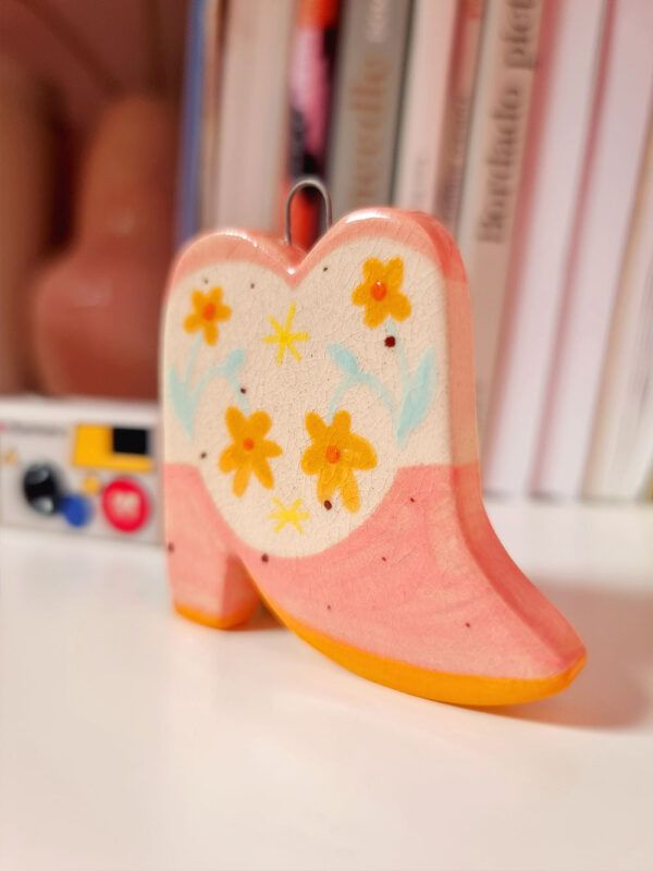decoracion-de-pared-ceramica-pink-boot_3 Decoración de Pared Cerámica Pink Boot